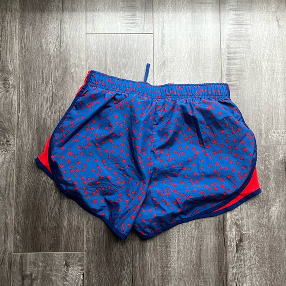 Nike Sports Bra and Shorts - Picture 3 of 6